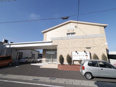 明るい外観のエントランス