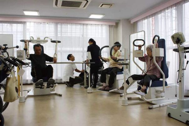 トレーニング機器を使用中の室内