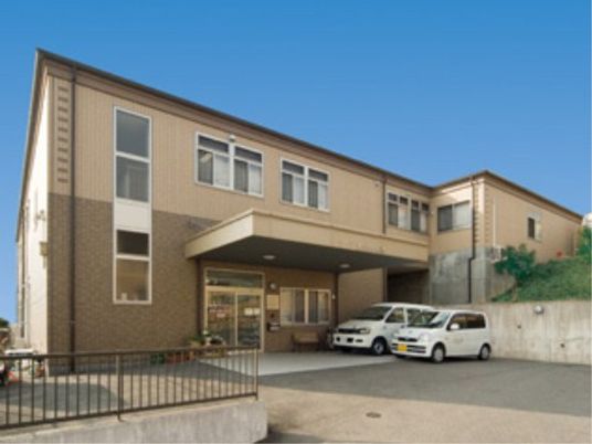 明るい外観の建物エントランス