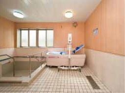 浴槽とベッドのある浴室