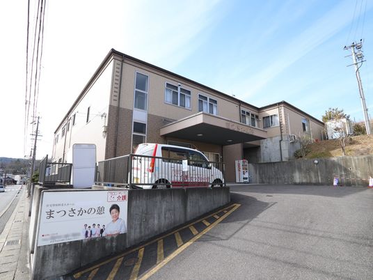 明るい外観の建物エントランス