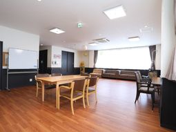 広々とした明るい共有スペース