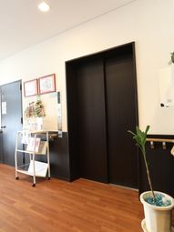 玄関受付カウンターと掲示物