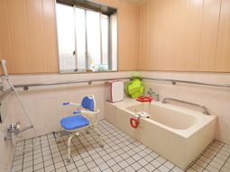 バリアフリー設計の浴室