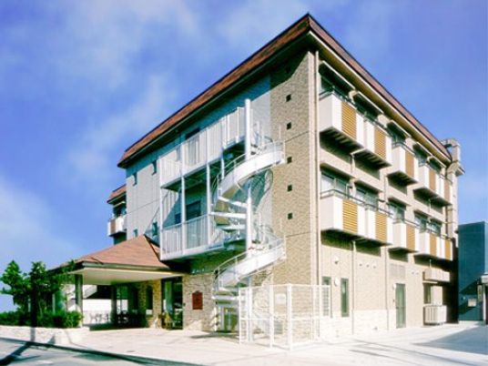 明るい外観の建物