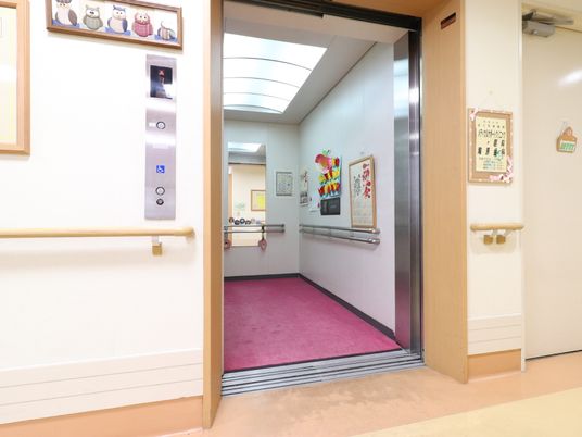 バリアフリーなエレベーター前