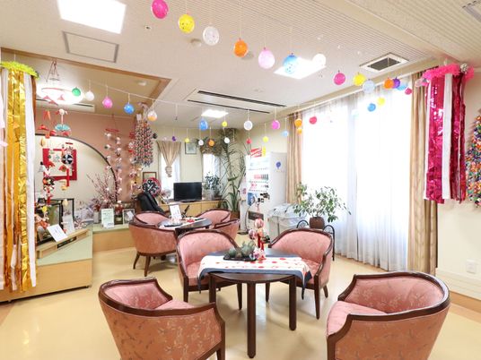 飾り付けられた共有スペース