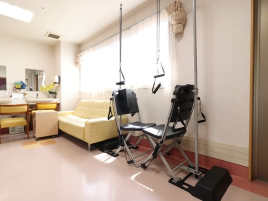 明るい居室内訓練機器