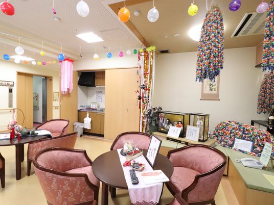 多彩な装飾のあるリビング