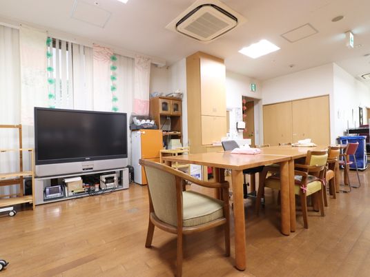 共有スペースと大型テレビ