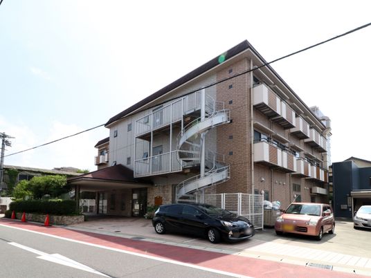 多階層の建物外観