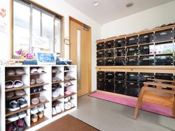 明るいエントランスの靴箱