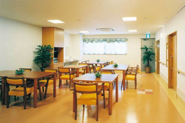 陽光が差し込む食堂