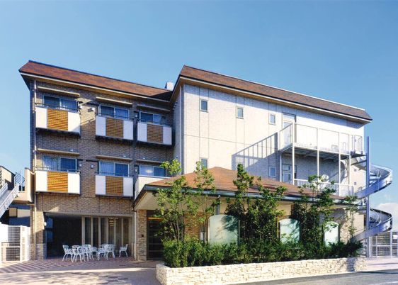 三階建ての建物外観