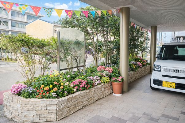 華やかな植栽が並ぶエントランス