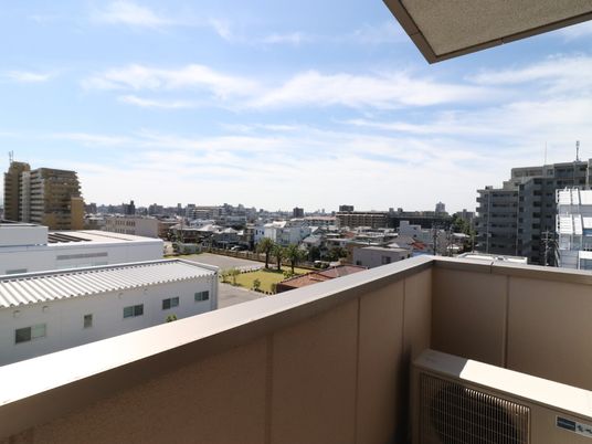 都市の空とバルコニー