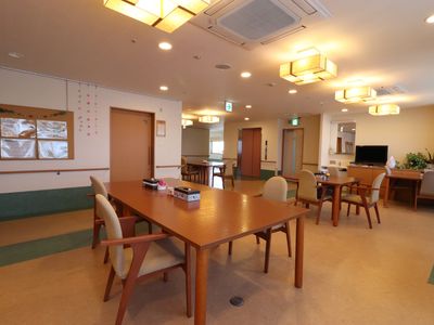 広々とした明るい食堂