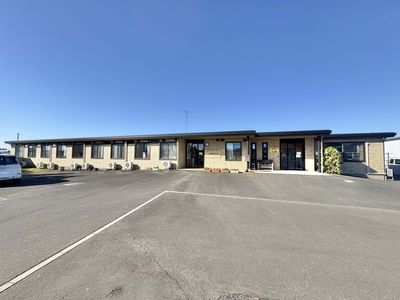広い敷地の建物