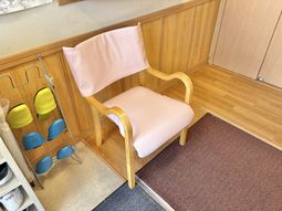椅子とスリッパのある部屋