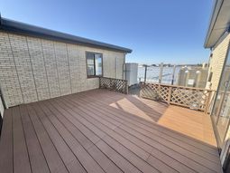 光が差し込むテラス