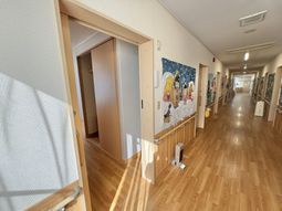 明るい廊下の様子