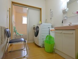 清潔な洗面台と洗濯機