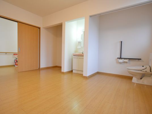 居室のトイレと洗面台