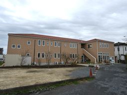 落ち着いた外観の建物