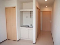 居室のキッチンと入口