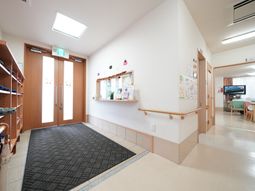 エントランスの明るい通路