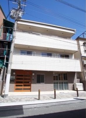 白い外壁の建物正面