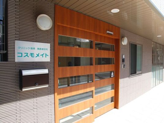 エントランスの清潔感ある外観