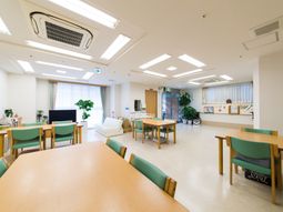 明るい共用ダイニング空間