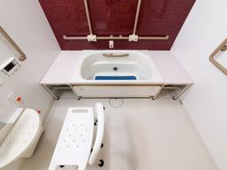 手すり付き浴室の内装