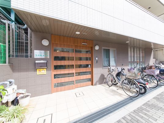 木目調のエントランス前