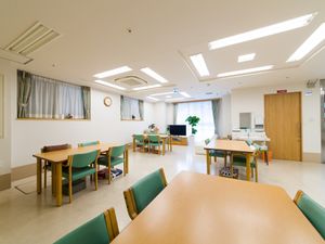 広々とした明るい食堂