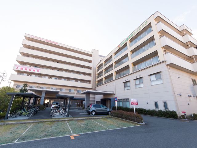 多階層の建物外観 外観 広々とした入口が印象的なモダンな建物です。落ち着いた雰囲気の中で、ご利用者様が快適に過ごせる環境が整っています。