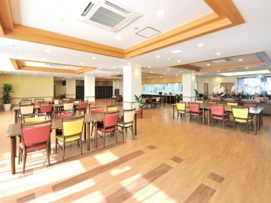 広々とした明るい食堂