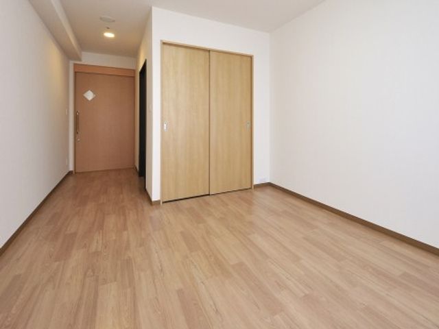 広々とした明るい居室 居室 ゆとりを感じることができる居室です。床から天井にかけての色合いが統一され、清潔感のあふれる空間となっています。