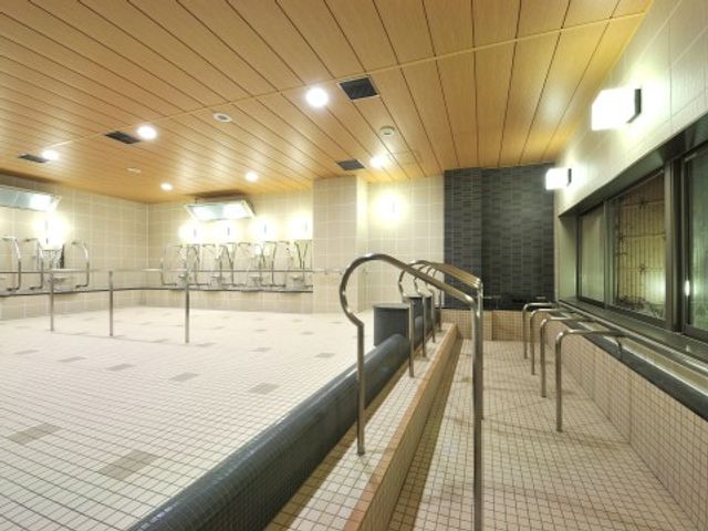 広々とした清潔な浴室 浴室 手すり付きで安全に配慮された広い浴室です。清潔感があり、快適なバスタイムをサポートします。