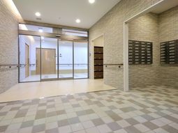 明るく広々としたエントランス