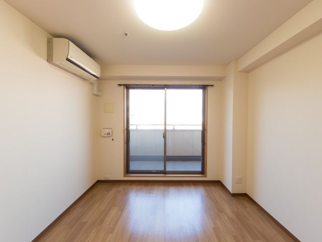 居室の明るい空間 居室 清潔感のあふれる居室です。それぞれのスペースを自由に使って、快適な生活を送ることができます。