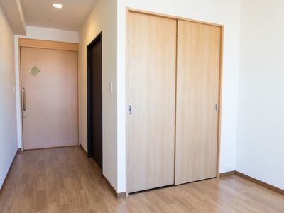 清潔感ある居室の扉