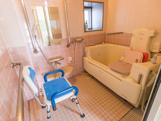 バリアフリー設計の浴室