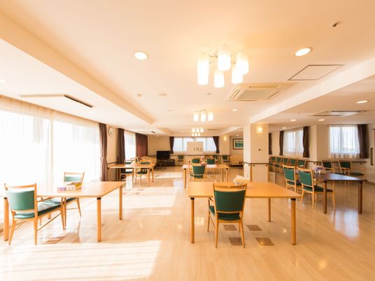 広々とした明るい食堂