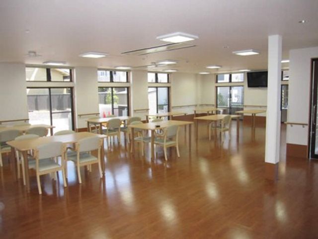 広々とした明るい食堂 リビング・ダイニング 広く開放的な空間で、日差しが差し込む食堂です。快適な環境で利用者の方とコミュニケーションを図れます。