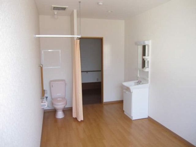 シンプルな洗面トイレ空間 居室・洗面台・トイレ ゆとりを持った明るい空間の洗面トイレです。使い勝手の良いレイアウトで、毎日の快適な生活をサポートします。
