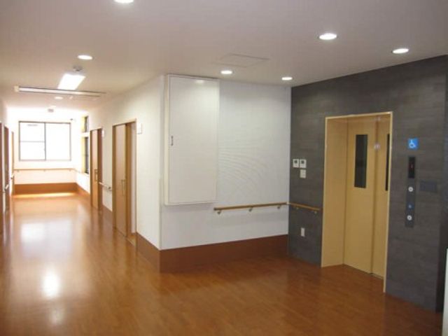 キレイな施設の廊下 廊下・エレベーターホール 手すり完備の広々とした廊下です。清潔感があり、ゆったりとした動線の設計になっています。
