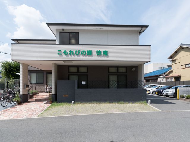 清潔な外観の建物 外観 清潔感のあふれる外観で、訪れる方々を穏やかな気持ちで迎えます。設備へのアクセスも良好で、働き甲斐のある環境です。