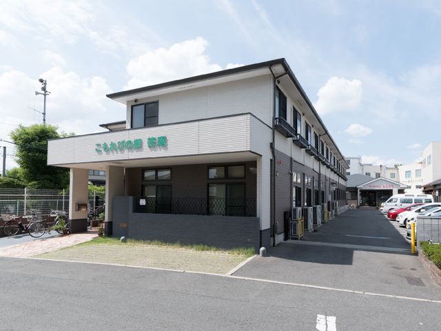 白壁の建物外観 外観 清潔感のあふれる建物が印象的な職場です。快適な環境でのお仕事をお探しでしたら、ぜひご検討ください。